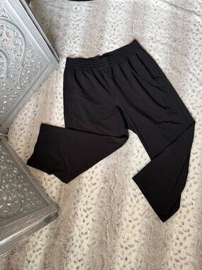 Lululemon black wide leg cropped pants medium sporty athletic activewear workout